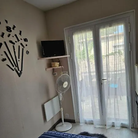 Chambre Independante Bed & Breakfast *